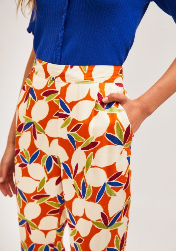 PANTALON ESTAMPADO FLORAL AZUL Y NARANJA - Imagen 3