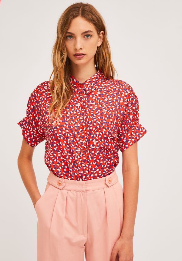 CAMISA ROJA CON ESTAMPADO