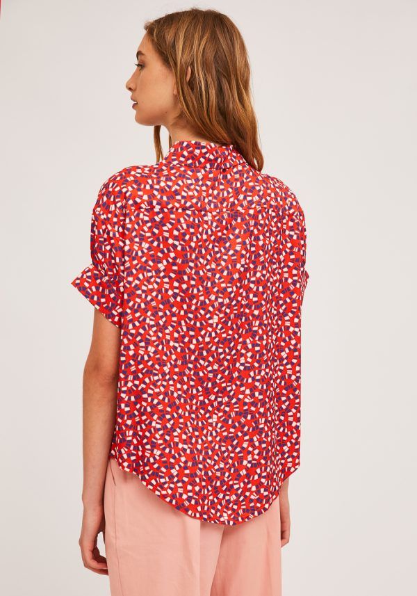 CAMISA ROJA CON ESTAMPADO - Imagen 5