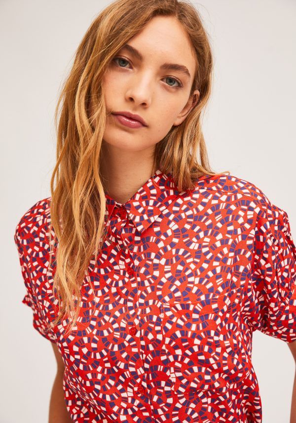 CAMISA ROJA CON ESTAMPADO