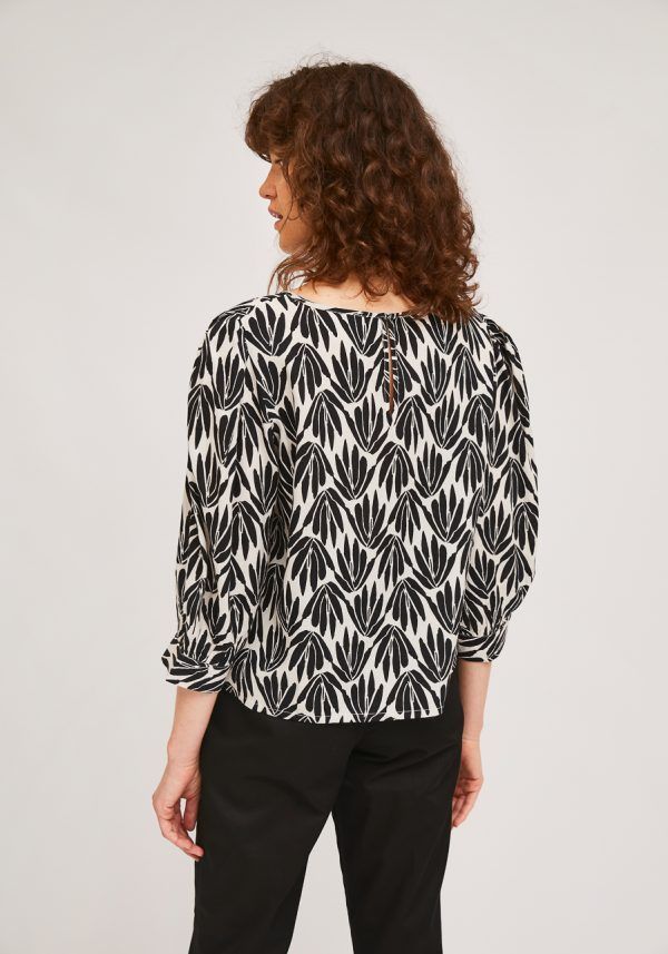 TOP ESTAMPADO BLANCO Y NEGRO - Imagen 5