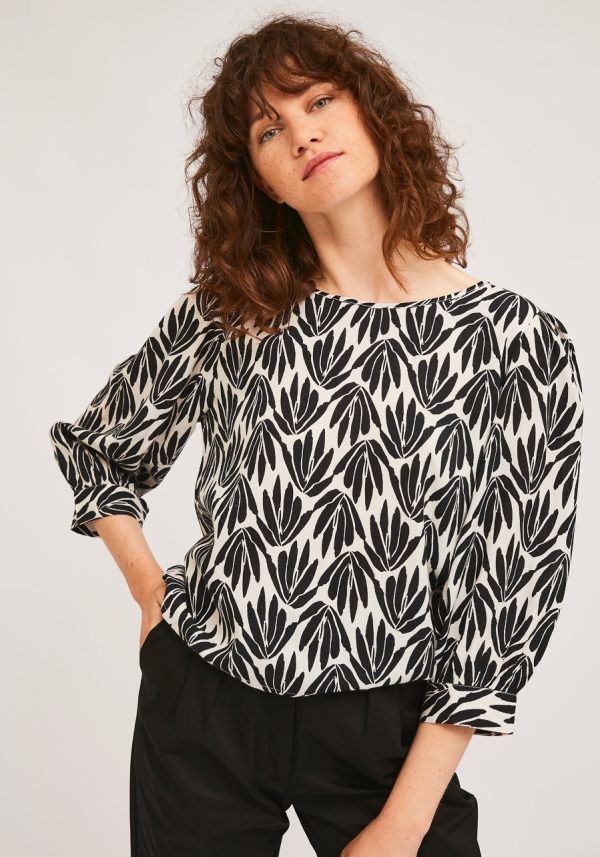 TOP ESTAMPADO BLANCO Y NEGRO - Imagen 2