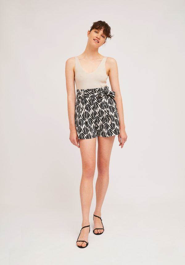 SHORTS ESTAMPADO BLANCO Y NEGRO - Imagen 2