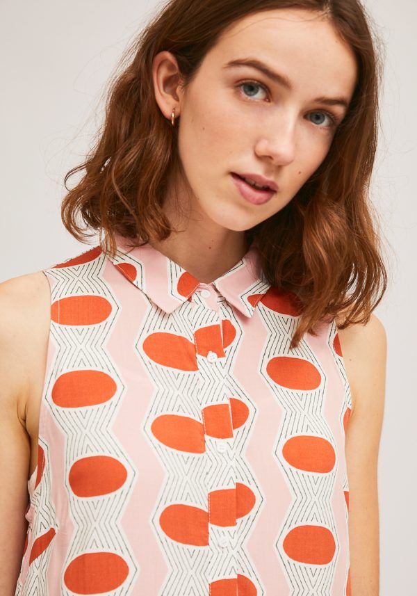 VESTIDO CAMISERO CON ESTAMPADO GEOMETRICO Y VOLANTE