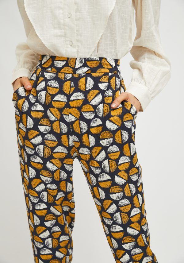 PANTALÓN RECTO FLUIDO CON ESTAMPADO DE GRANOS DE CAFÉ - Imagen 2
