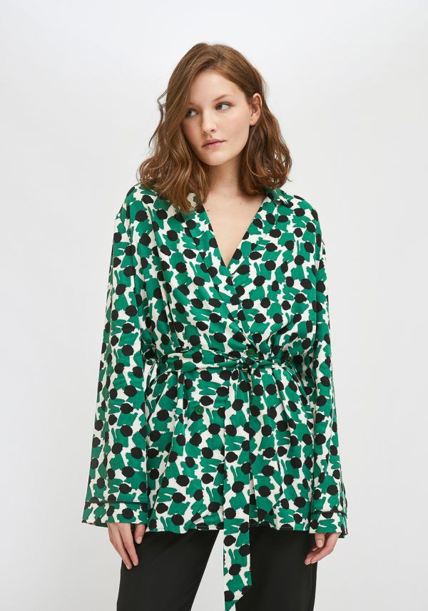 KIMONO CORTO FLUIDO CON ESTAMPADO GEOMÉTRICO VERDE