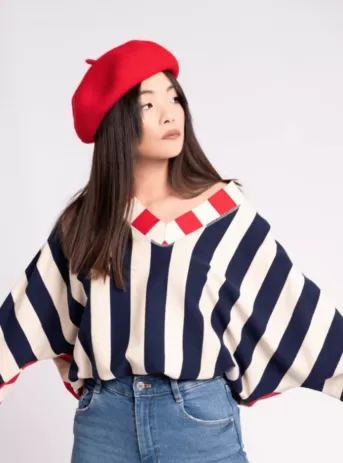 Jersey de rayas con cordón, cuello elevado en nuca y escote en pico. Aireretro