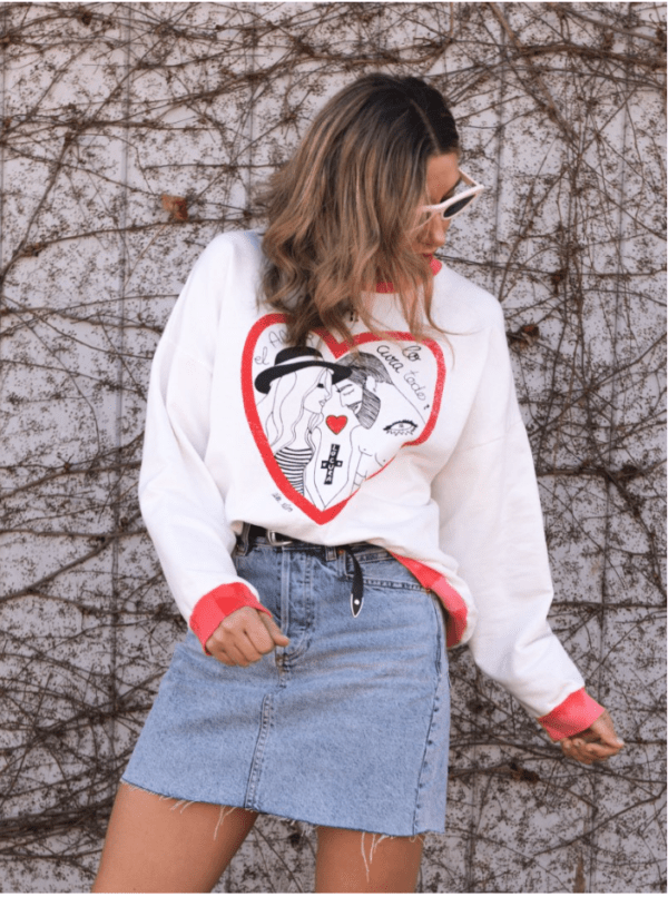 Sudadera  El Amor todo lo cura. Oversize con serigrafía en frente. Aire retro