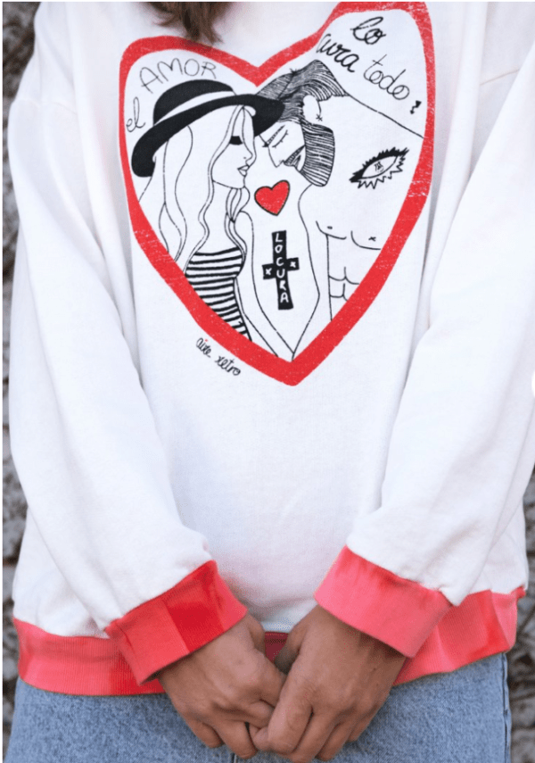 Sudadera  El Amor todo lo cura. Oversize con serigrafía en frente. Aire retro