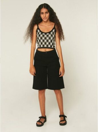 Crop top de punto Jacquard de tirantes con estampado de rombos en negro y blanco roto. Compañia Fantastica