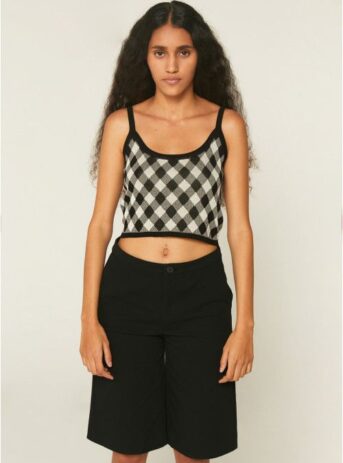 Crop top de punto Jacquard de tirantes con estampado de rombos en negro y blanco roto. Compañia Fantastica