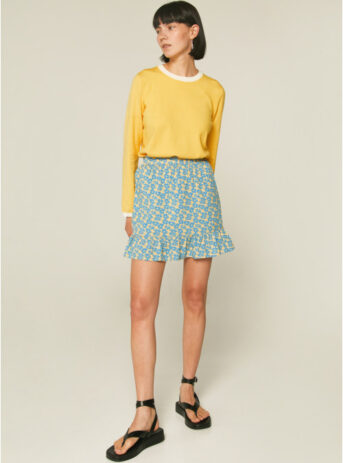Falda corta con volante en colores amarillo y azul con estampado floral de primulas. Compañia Fantastica