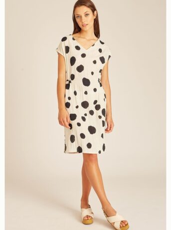 Dots short dress Offwhite. Vestido color ivory plisado con estampado de lunares asimétricos. Coleccion Pepa Loves Primavera 2022