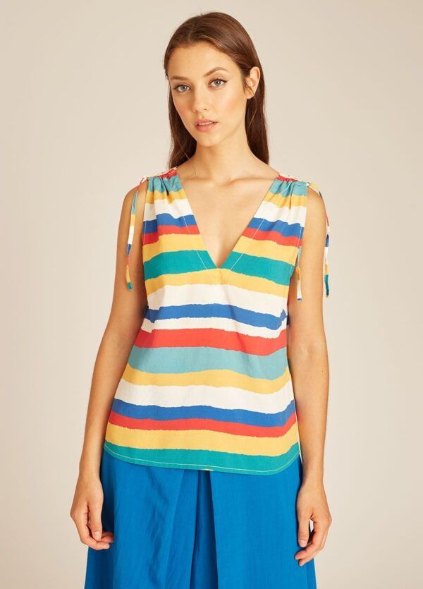 Stripes top multicolor. Top de rayas inspirado en el verano y los días de playa. Escote en uve en por delante y en la espalda. Detalle de cintas en los hombros para fruncir. 