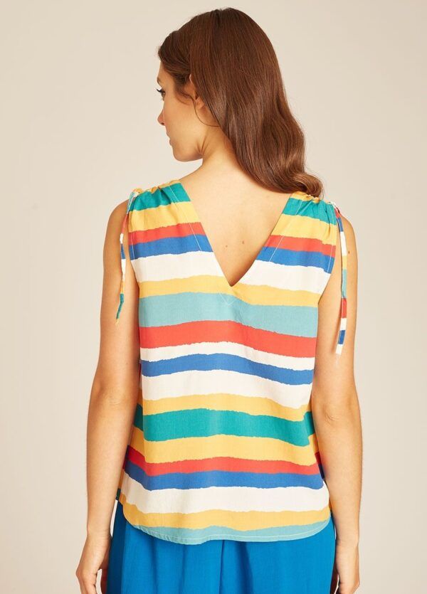 Stripes top multicolor. Top de rayas inspirado en el verano y los días de playa. Escote en uve en por delante y en la espalda. Detalle de cintas en los hombros para fruncir. 