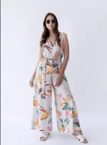 Mono MENDEIROS  Este modelo está fabricado en poliester . lleva escote en pico y pata ancha . el estampado es exclusivo de la firma lleva cinturón y cierra con cremallera.