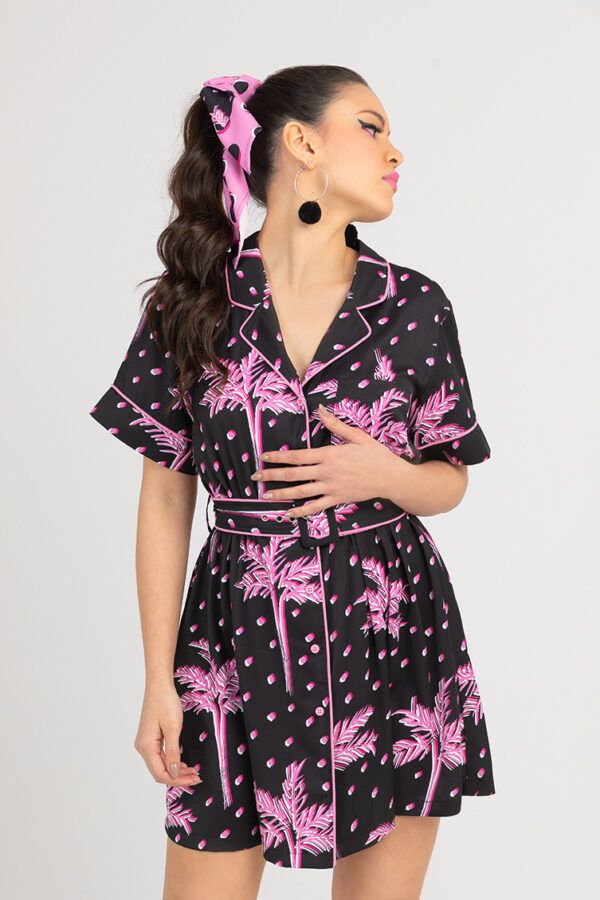 Pink Paradise: Vente con nosotros al paraiso rosa o donde nos de la gana. - Vestido de tejido fluido de estampado pictórico, cuello pijamero