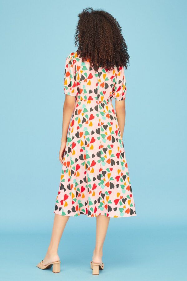 Tiziana Dress. Vestido Midi con estampado de corazones multicolor. Coleccion Minueto Verano 2022