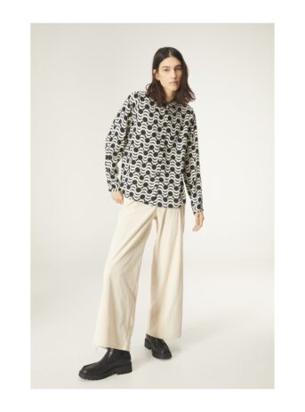 Camisa con estampado geométrico vintage.Con cuello camisero y manga larga con puño y botón. Cierre frontal con botones. Compañia Fantastica
