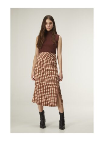Falda midi drapeada con estampado de cuadros. Con cintura fija de tiro medio. Abertura frontal. Cierre con cremallera lateral. Compañia Fantastica