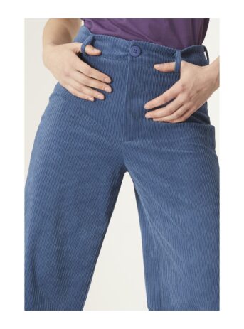 Pantalón de corte ancho en pana de color azul. Con cintura fija de tiro medio con cremallera y botón. Detalle de bolsillos parche traseros.Compañia Fantastica