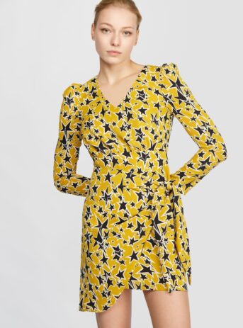 Vestido manga farol larga y cuello pico. Falda cruzada con lazo. Cierre trasero con abertura y botón. Colección Minueto de Otoño.