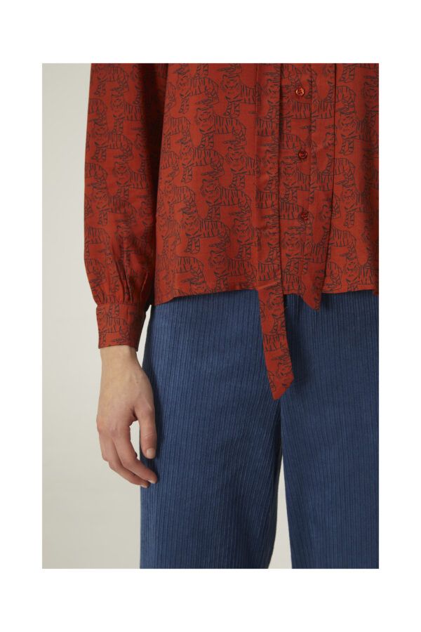 CAMISA CON CUELLO LAZADA Y ANIMAL PRINT DE TIGRES - Imagen 3
