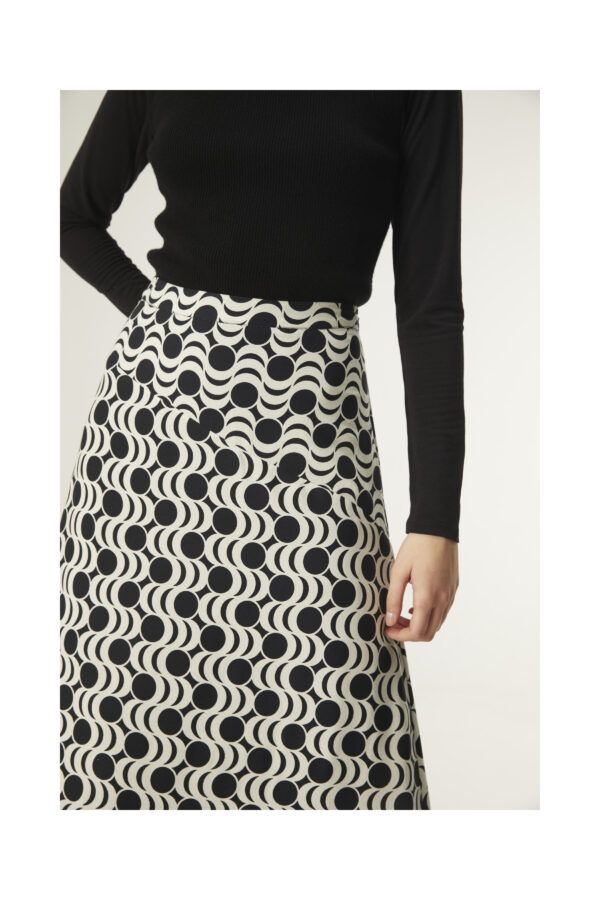 Falda midi con estampado geométrico vintage. Con cintura fija de tiro medio. Cierre lateral con cremallera. Detalle de canesú asimétrico