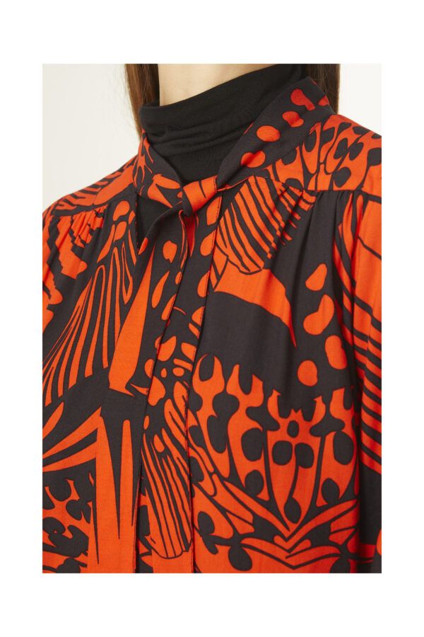 TOP CON CUELLO LAZADA Y ESTAMPADO DE MARIPOSAS - Imagen 3