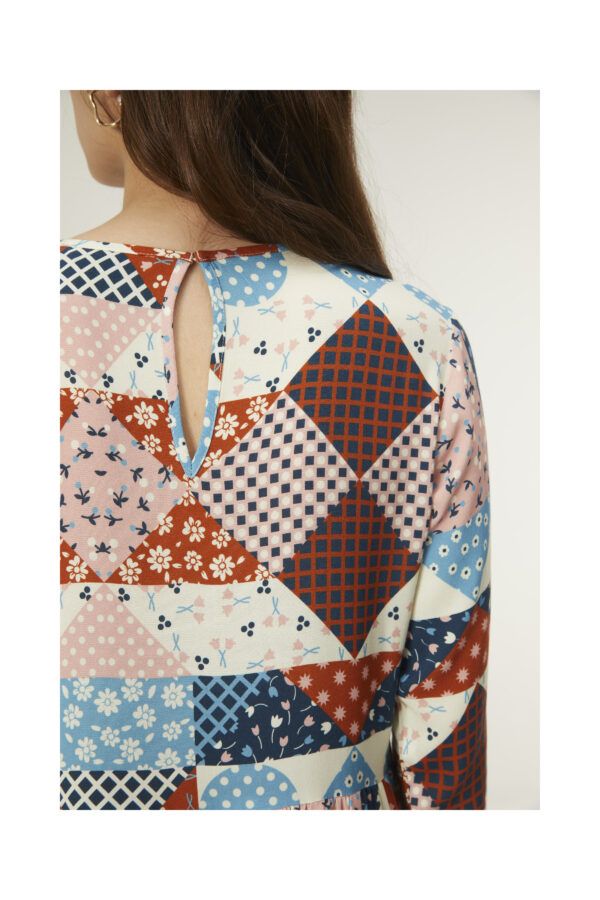 VESTIDO CORTO BABYDOLL CON ESTAMPADO DE PATCHWORK EN VISCOSA LENZING™ ECOVERO™ - Imagen 3