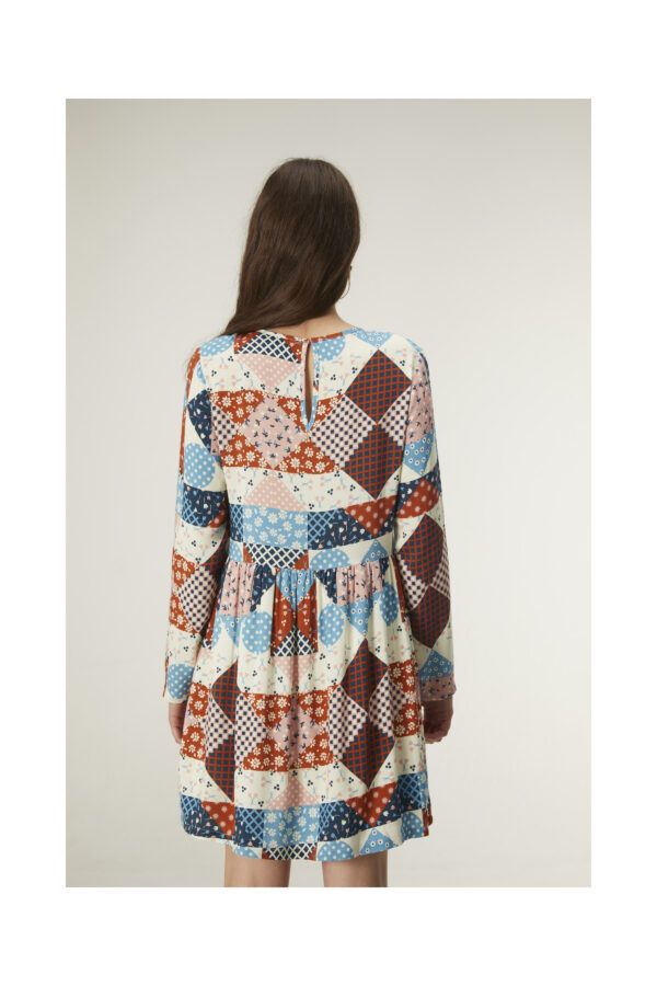 VESTIDO CORTO BABYDOLL CON ESTAMPADO DE PATCHWORK EN VISCOSA LENZING™ ECOVERO™ - Imagen 4