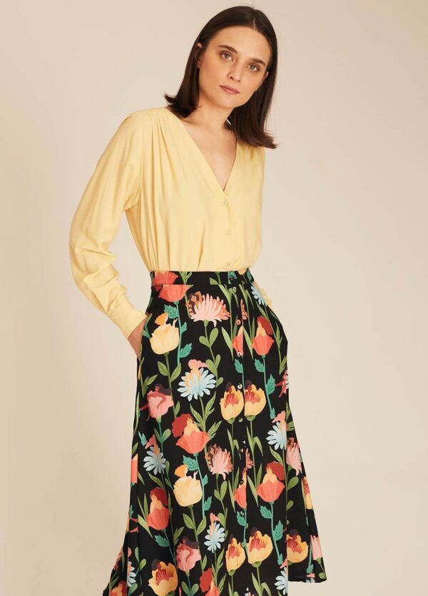 WOMEN IN FLOWERS SKIRT