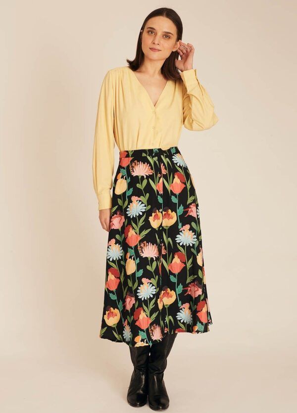 WOMEN IN FLOWERS SKIRT