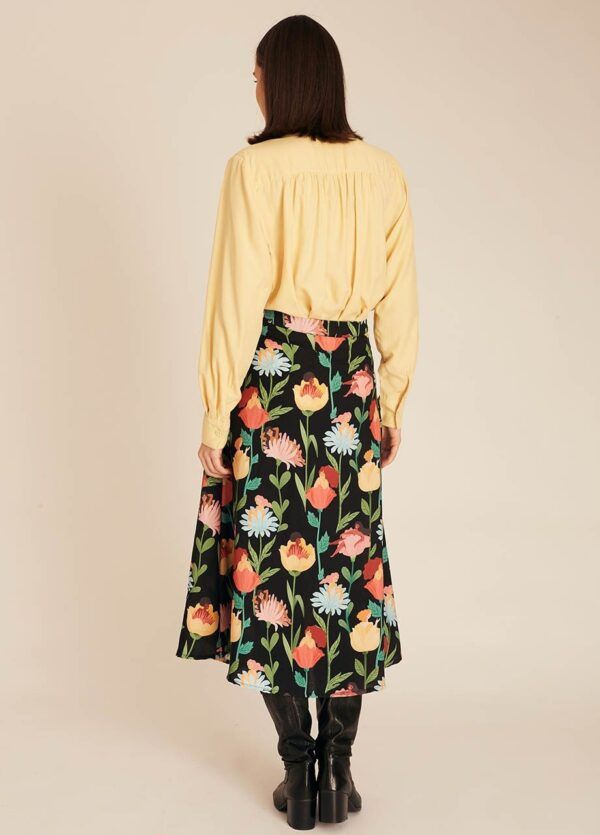 WOMEN IN FLOWERS SKIRT