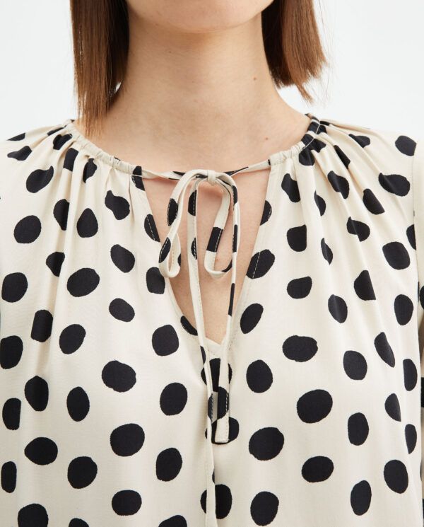 Vestido corto fluido con estampado de lunares - Imagen 3