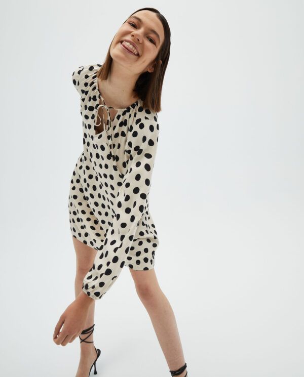 Vestido corto fluido con estampado de lunares - Imagen 5