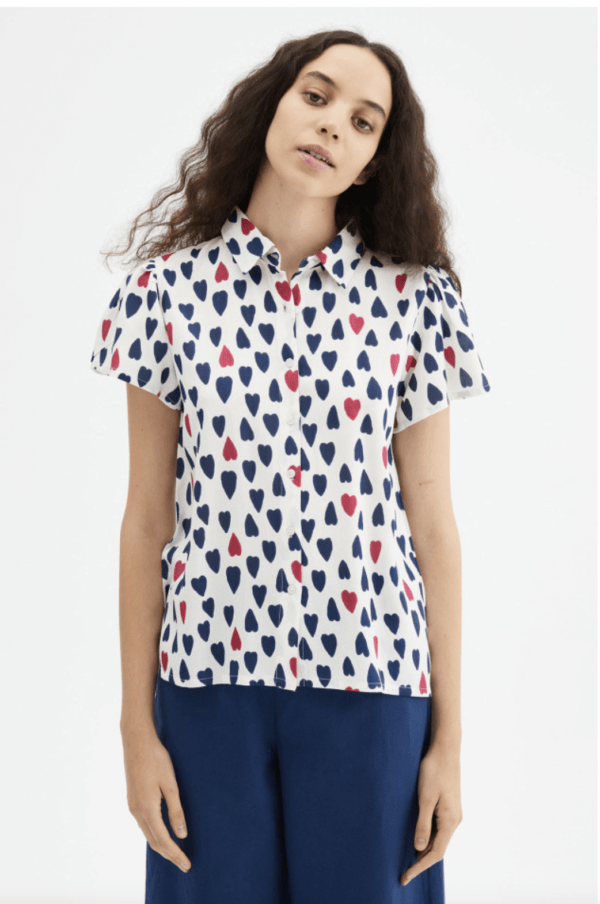 Camisa de manga corta con estampado de corazones