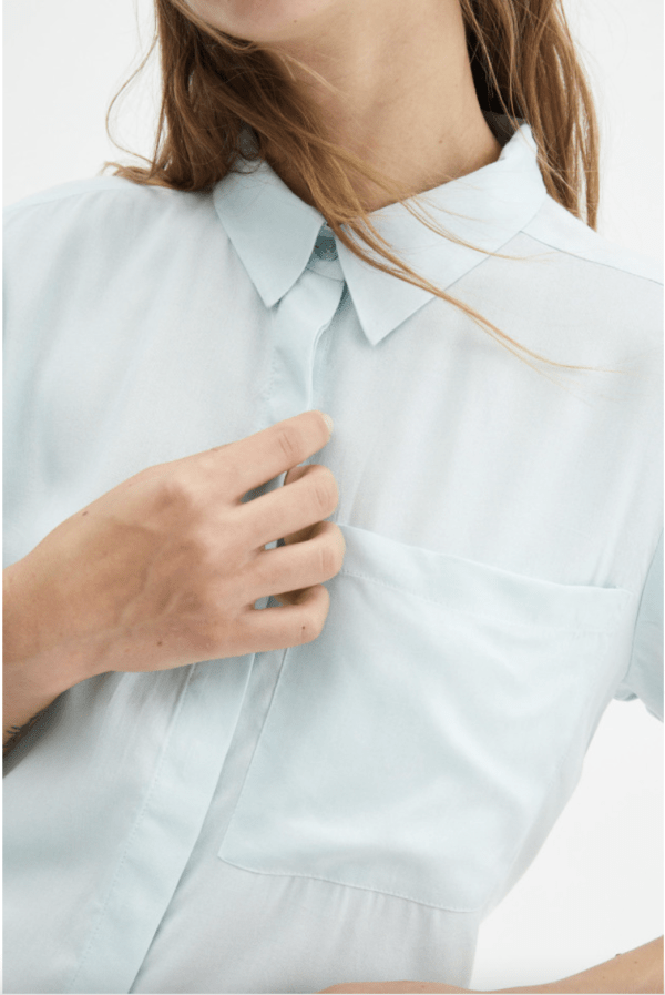 Camisa básica con manga corta azul - Imagen 4