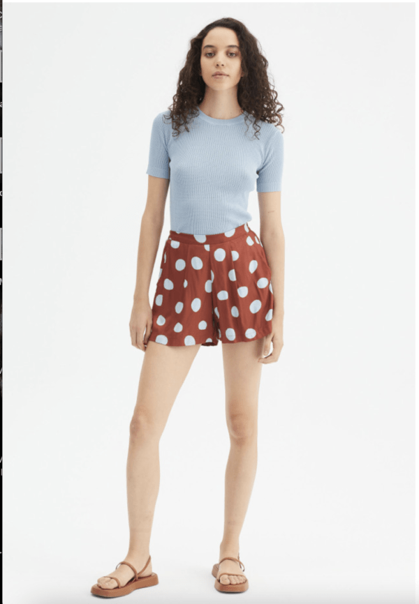 Short con cintura elástica y estampado de lunares