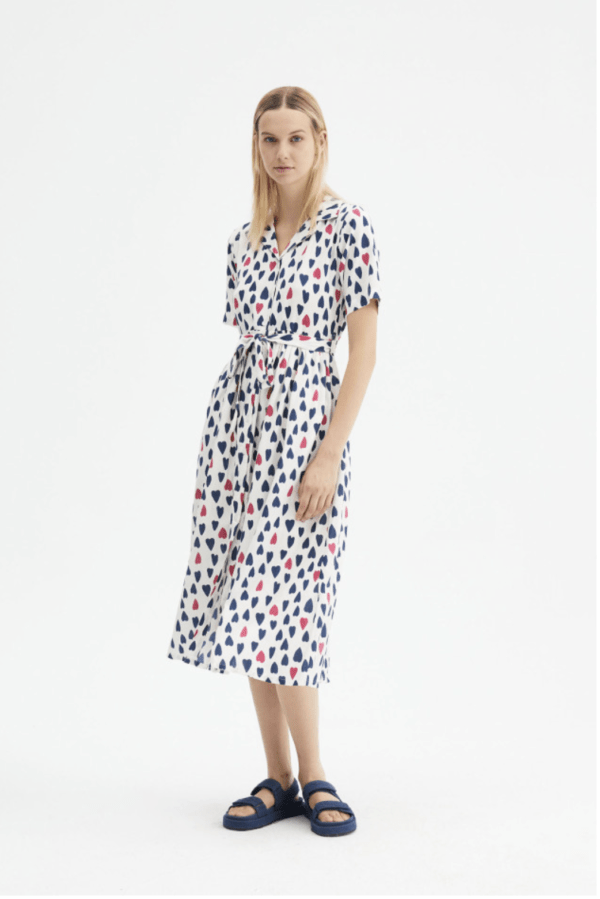 Vestido midi camisero con estampado de corazones