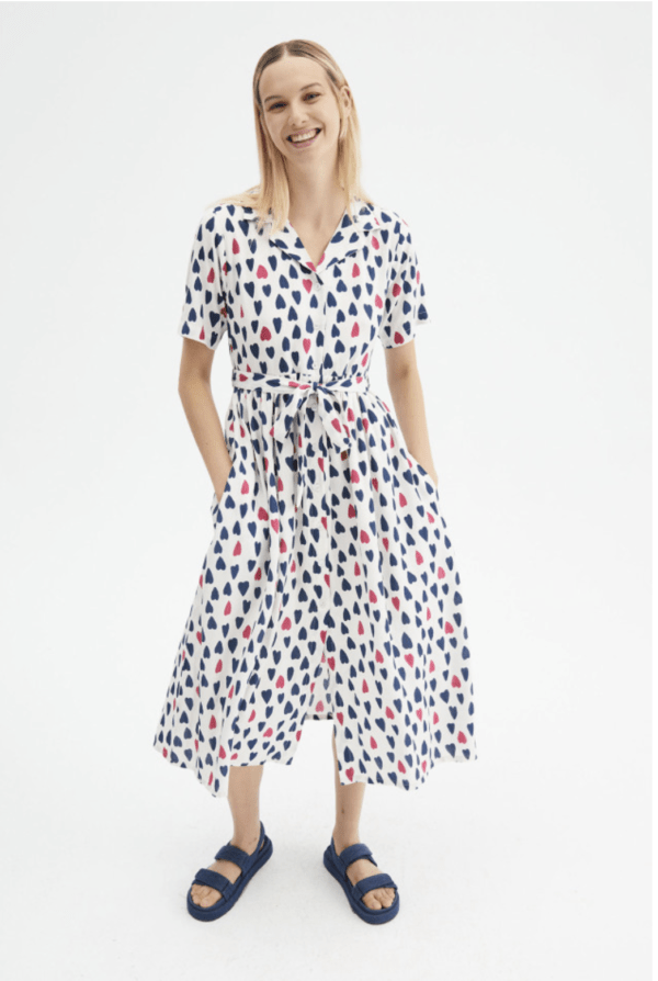 Vestido midi camisero con estampado de corazones