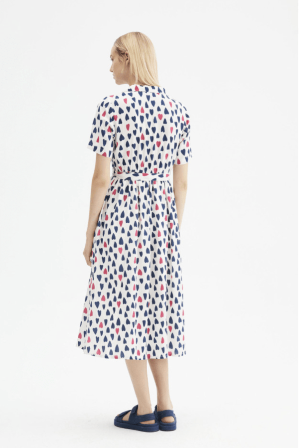 Vestido midi camisero con estampado de corazones