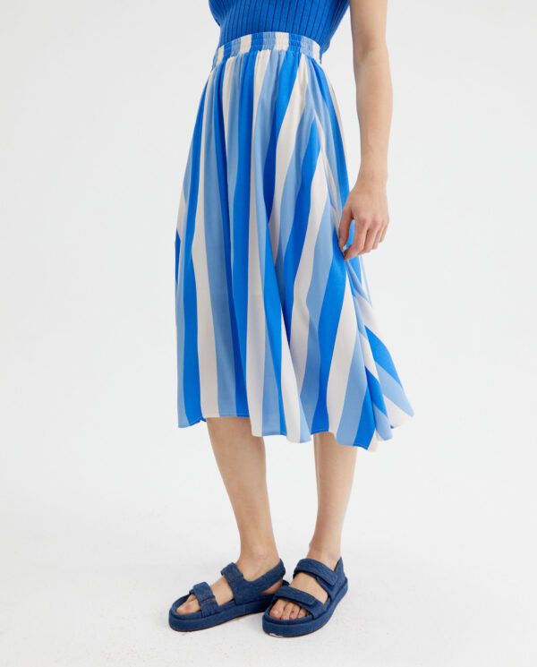 FALDA MIDI DE TIRO MEDIO Y ESTAMPADO DE RAYAS AZULES