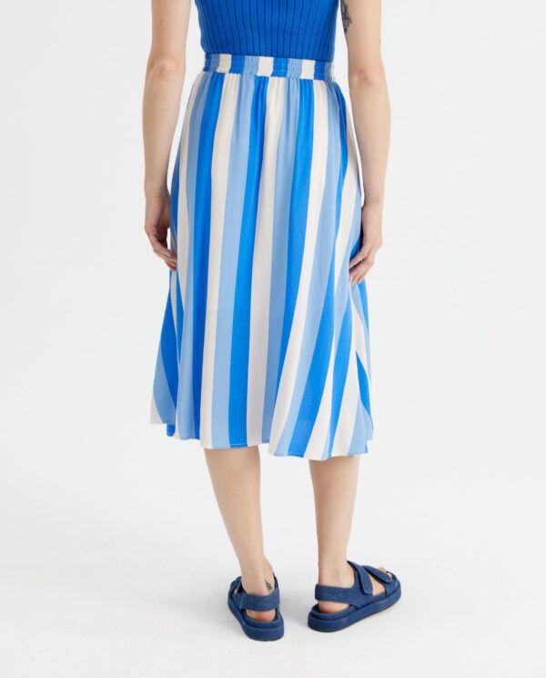 FALDA MIDI DE TIRO MEDIO Y ESTAMPADO DE RAYAS AZULES