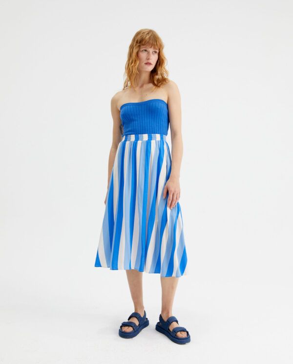 FALDA MIDI DE TIRO MEDIO Y ESTAMPADO DE RAYAS AZULES