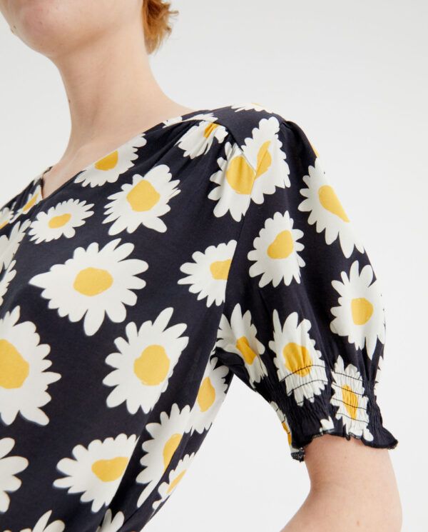 TOP VIZCOSA CON ESTAMAPDO FLORAL - Imagen 4