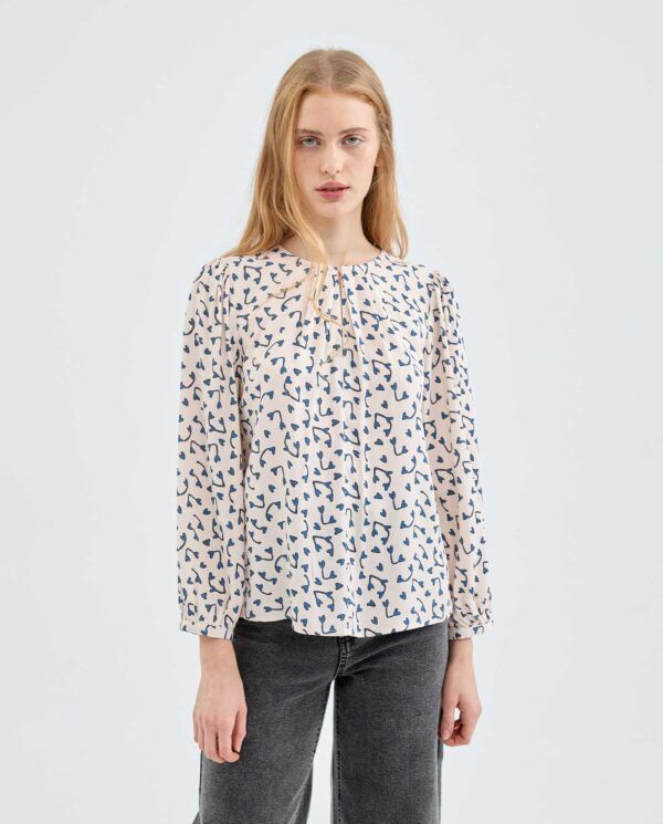 Blusa con manga abullonada y estampado de corazones