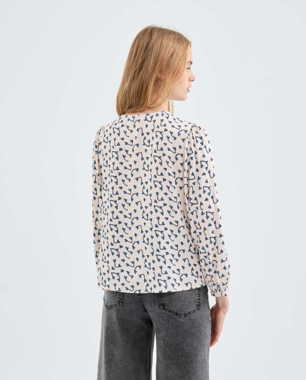Blusa con manga abullonada y estampado de corazones