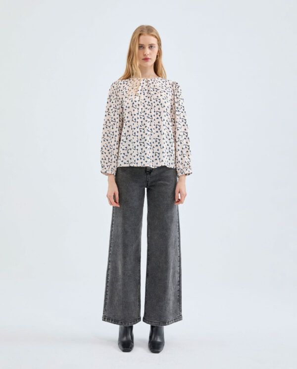 Blusa con manga abullonada y estampado de corazones