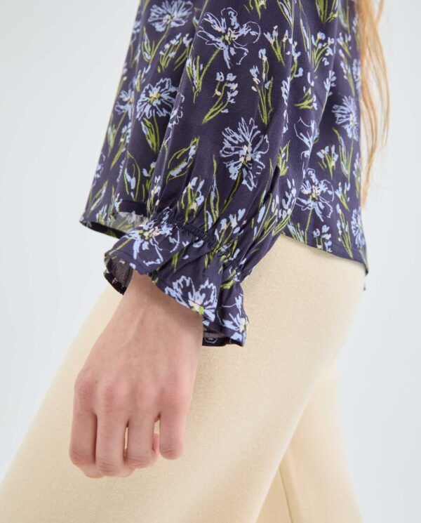 Blusa con estampado floral azul - Imagen 3